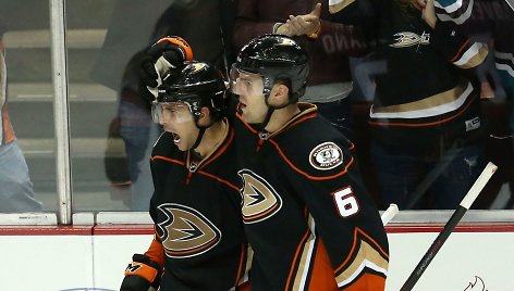 Andrew Cogliano ir Benas Lovejoy