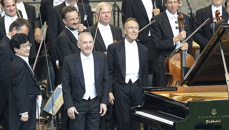 Dirigentas Claudio Abbado (centre)