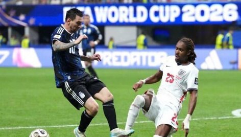 Lionelis Messi prie&scaron; Djedą Spence'ą