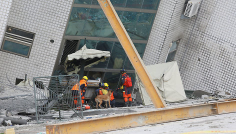 Taivane po žemės drebėjimo bandoma sutvirtinti pasvirusius pastatus