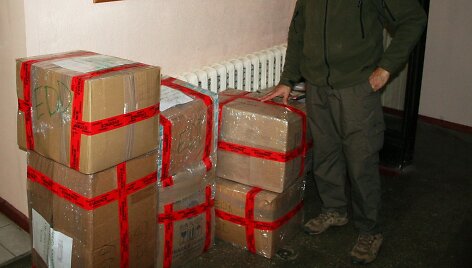 Lietuvos kariuomenės i&scaron;minuotojas perdavė labdaros siuntą Ukrainos kolegoms