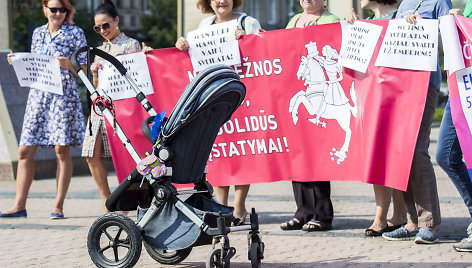 Prie Seimo - piketas dėl pagalbinio apvaisinimo