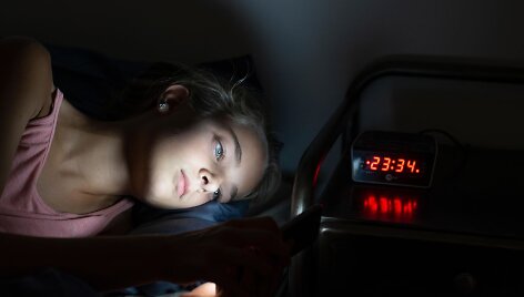 Mergina naktį nar&scaron;o socialiniuose tinkluose