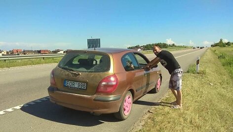 I&scaron;gertuves prie vairo tiesiogiai transliavęs kelių erelis vėl įkliuvo policijai