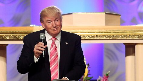 Donaldas Trumpas Detroito bažnyčioje bando įtikinti juodaodžius balsuoti už jį