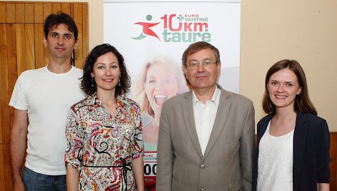 &Scaron;iaulių meras Justinas Sartauskas, žolės riedulio komandos &bdquo;Gintra-Strekte-Universitetas&ldquo; kapitonė Donata Grigienė, EUROVAISTINĖS dirketorė Neringa Vaitelytė, bėgimo organizatorius ir V&scaron;Į &bdquo;Tarptautinis maratonas&ldquo; direktorius Darius Mikulis.