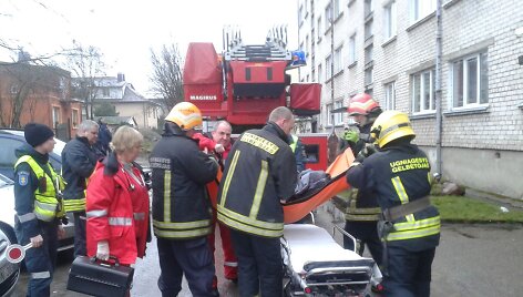 Tauragėje ugniagesiai penktame auk&scaron;te gelbėjo insulto i&scaron;tiktą moterį