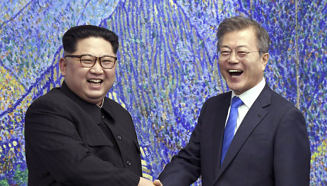 Šiaurės ir Pietų Korėjos lyderiai: Kim Jong Unas ir Moon Jae-inas 