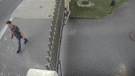 policija-iesko-vyro-kuris-kauno-miesto-centre-apgadino-pastatus