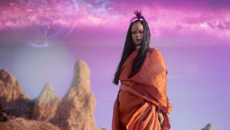 Rihanna vaizdo klipe &bdquo;Sledgehammer&ldquo;