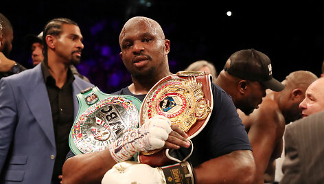 Dereckas Chisora prie&scaron; Dillianą Whyte'ą (mėlyna apranga)