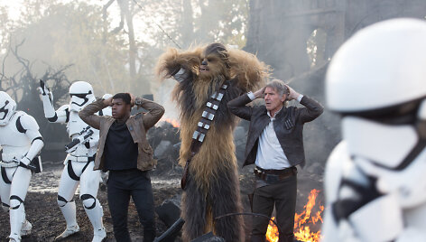 Johnas Boyega ir Harrisonas Fordas filme &bdquo;Žvaigždžių karai: galia nubunda&ldquo;