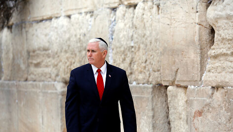 Mike'as Pence'as prie Raudų sienos