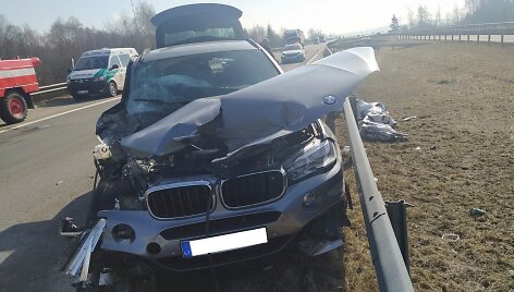 Kėdainių rajone vilkikas susidūrė su BMW &ndash; nukentėjo nepilnametė