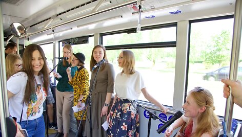 &bdquo;Gatvės muzikos dieną&ldquo; gyva muzika skambėjo ir autobusuose. 