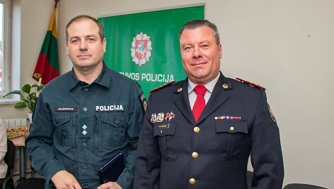 Apdovanoti senolę i&scaron; gaisro i&scaron;ne&scaron;ę policijos pareigūnai
