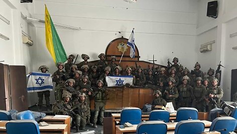 Izraelio pajėgų Golani brigados kariai pozuoja nuotraukai užimtame parlamento pastate Gazos mieste