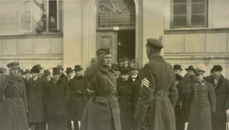 J.Budrys priima raportą prie sukilėlių užimtos Prancūzijos prefektūros, 1923 m.
