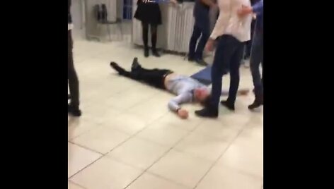 Vaikinas krito be sąmonės
