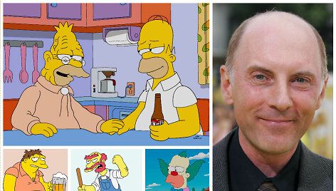 Danas Castellaneta, įgarsinantis Houmerį Simpsoną, senelį Abraomą Simpsoną, klouną Tra&scaron;kį, Barnį, mokyklos prižiūrėtoją Vilį ir kt.