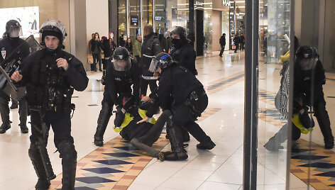 Protestuotojai Paryžiuje sukėlė riau&scaron;es