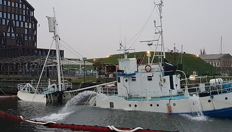 I&scaron; laivo &bdquo;Ole Willasen&ldquo; visą ketvirtadienį pumpuotas vanduo.