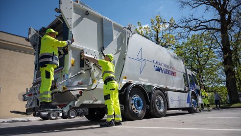 „Kauno švaros“ darbuotojai išbando elektra varomą „Renault Trucks D WIDE E-TECH“ šiukšliavežį