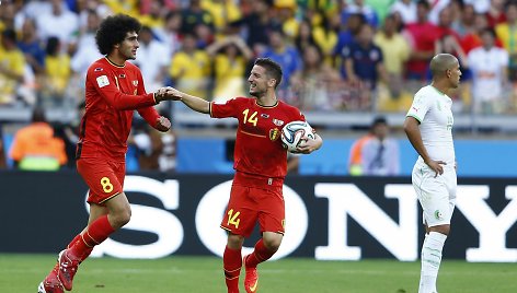 Marouane Fellaini džiaugiasi įvarčiu su komandos draugu Driesu Mertensu