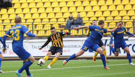 Vytautas Luk&scaron;a (su kamuoliu) ir Edgaras Žarskis