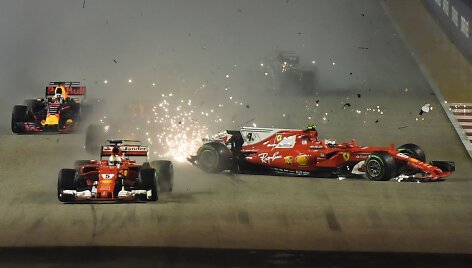 Singapūro F-1 GP Sebastianas Vettelis sukėlė didelę avariją