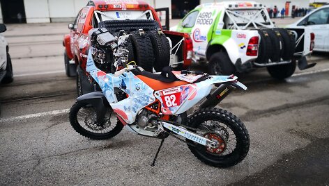 Le Havro uoste rikiuojami Dakaro ralio automobiliai ir motociklai