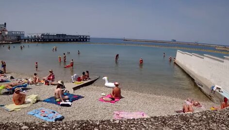Trieste paplūdimyje vyrai ir moterys yra atskirti siena.