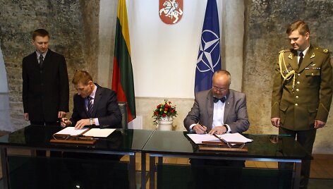 Bendradarbiavimo sutartį pasira&scaron;ė kra&scaron;to apsaugos ministras Juozas Olekas ir asociacijos pirmininkas Robertas Jurgelaitis