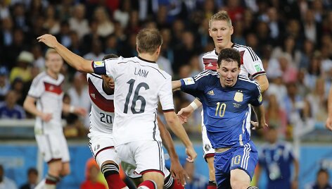 Vokietijos futbolininkų apsuptas Lionelis Messi