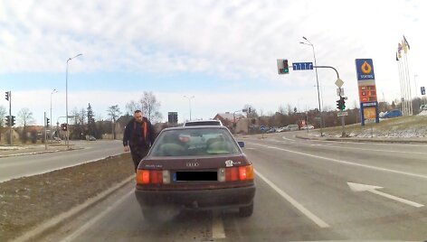 Gatvėje užfiksuotas užpuolikas