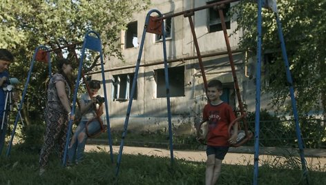 Kadras iš rež.Irynos Tsilyk filmo „Mėlyna kaip apelsinas žemė“ 