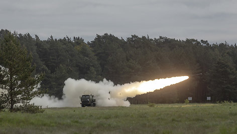 JAV jūrų pėstininkai su HIMARS sistema vykdo kovinius šaudymus Lietuvoje