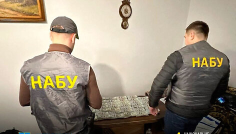 Ukrainos nacionalinės korupcijos prevencijos agentūros pareigūnai atlieka kratą.