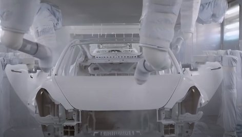 „Tesla“ pasidalijo vaizdo įrašu, kaip liejama vientisa „Model Y“ konstrukcija