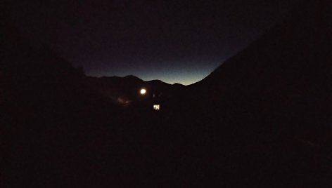 Autonominis šviestuvas naktį ant Raceko bazinės stovyklos
