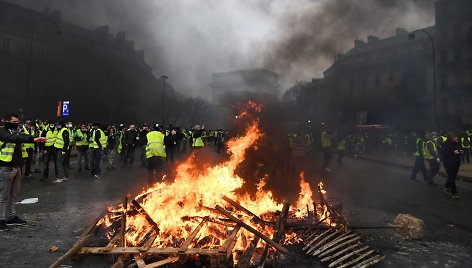 „Geltonųjų liemenių“ protestai prieš E.Macroną peraugo į susirėmimus