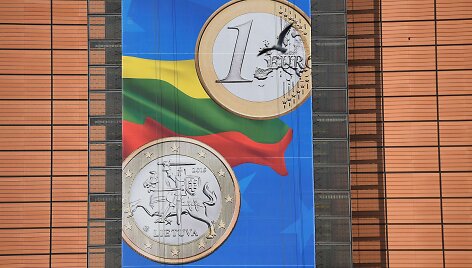 Lietuvą sveikinantis transparantas Briuselyje