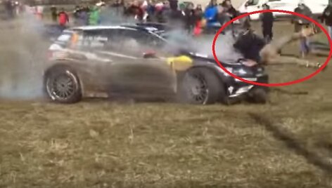 Jari-Matti Latvala parblo&scaron;kė fotografą