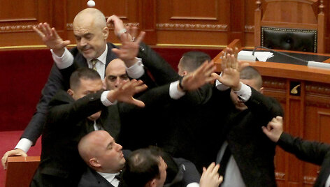 Albanijos premjeras parlamente buvo apmėtytas kiau&scaron;iniais.