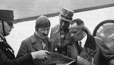 A.Hitleris ir H.Bauras derina skrydžių mar&scaron;rutą.