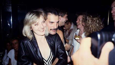 Freddie Mercury ir Mary Austin (1985 m.)