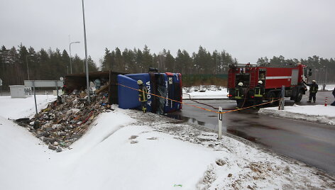 &Scaron;alia įvažiavimo į Vaidotus apvirto atliekas vežęs vilikas