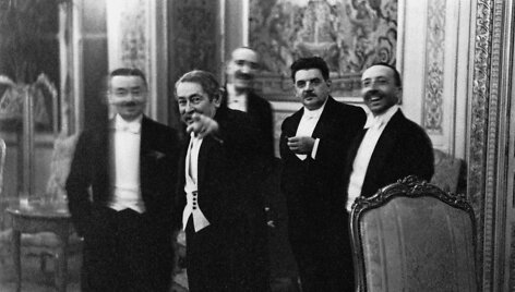 Aristide&lsquo;s Briandas rodo į Erichą Salomoną su&scaron;ukdamas &bdquo;&Scaron;tai! Pažiūrėkit!&ldquo;, Paryžius, 1931 m. 
