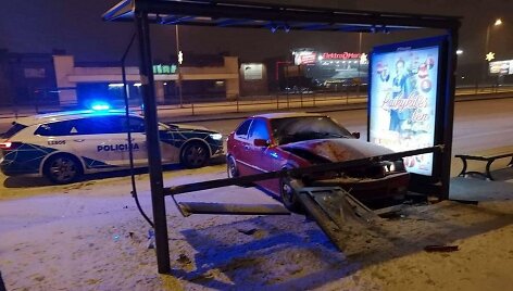 Klaipėdoje BMW trenkėsi į vie&scaron;ojo transporto stotelę