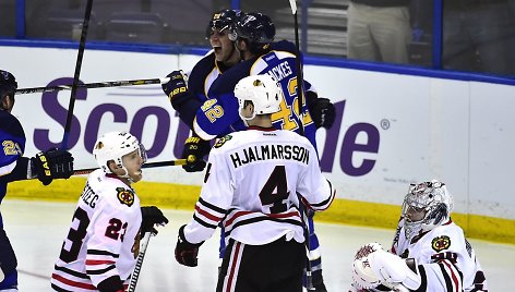 Sent Lujiso „Blues“ ledo ritulininkai po dviejų pergalių nusileido „Blackhawks“ klubui